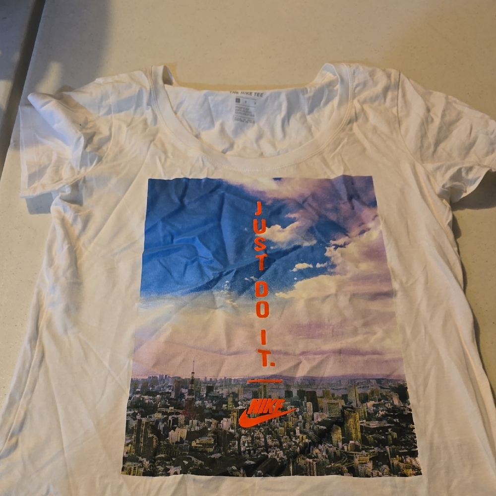 Nike White Graphic Short Sleeve Tee
